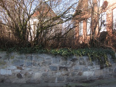 Kirchenmauer Esbeck Elze gegenüber Kirchstraße 7